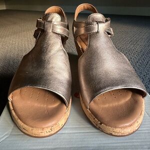 Clark’s Cross Plaza Peble Metalic Sandal 8.5